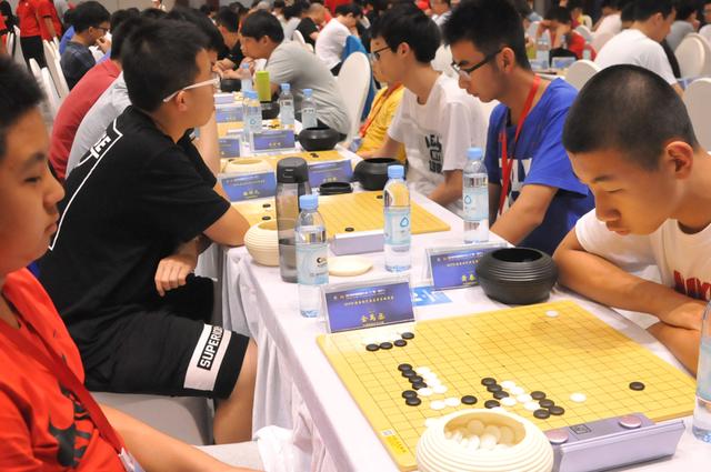 1 15《围棋天地》王锐 蔡李宸-肖泽彬 场外家长焦急等待着 冲击44个