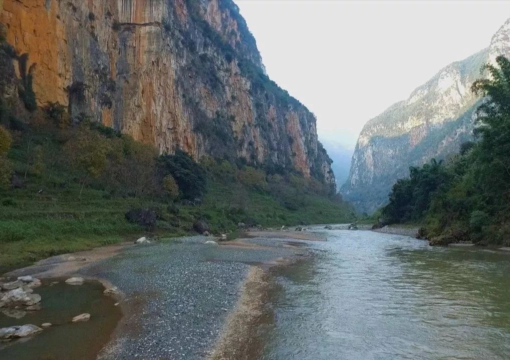 尼珠河大峡谷之上的官寨村是进入尼珠河大峡谷腹地的最佳起点,这个