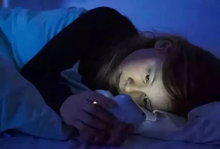 7,躺在床上玩手机