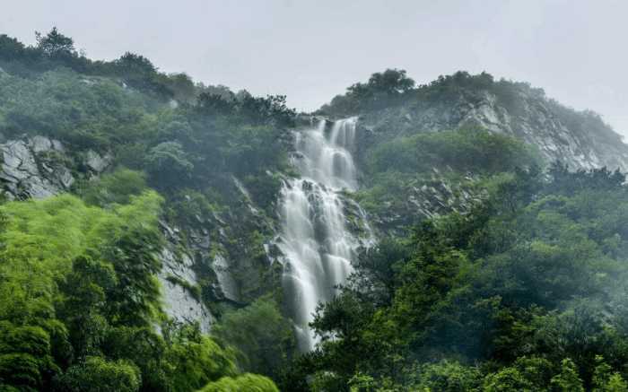 嵊州百丈飞瀑漂流景区