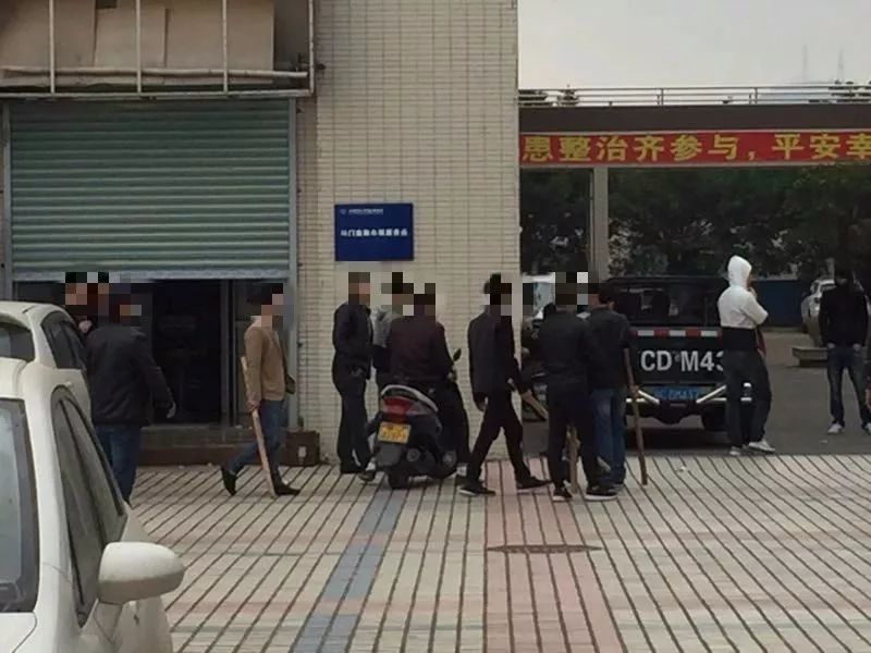 斗门某广场发生一起聚众斗殴案件,警方调查发现是恶势力犯罪团伙!