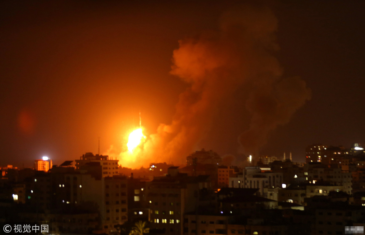 以色列对加沙展开空袭 炮火照亮夜空