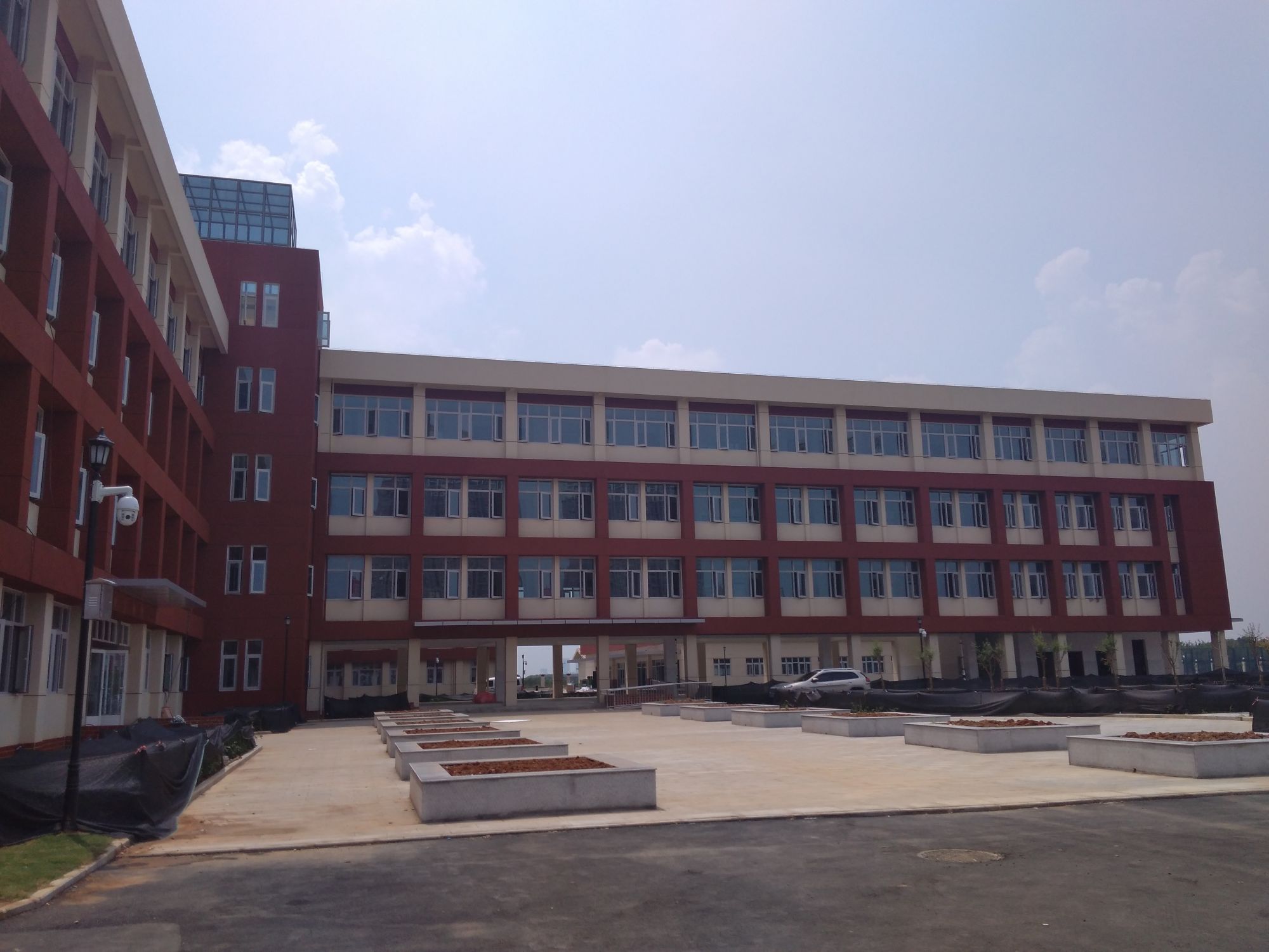 南湖小学位于蔡甸区大集街,邻近武汉经济开发区,目前附近在建楼盘有14