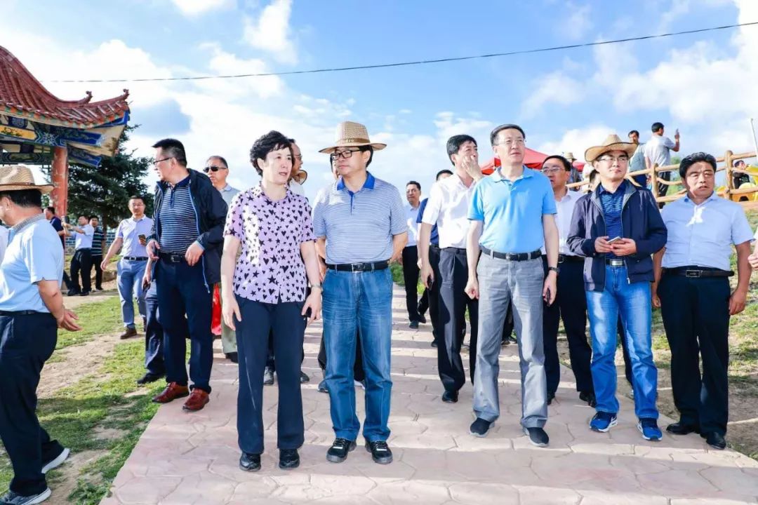 何伟率全省乡村旅游与会代表观摩团观摩甘南州乡村旅游示范村