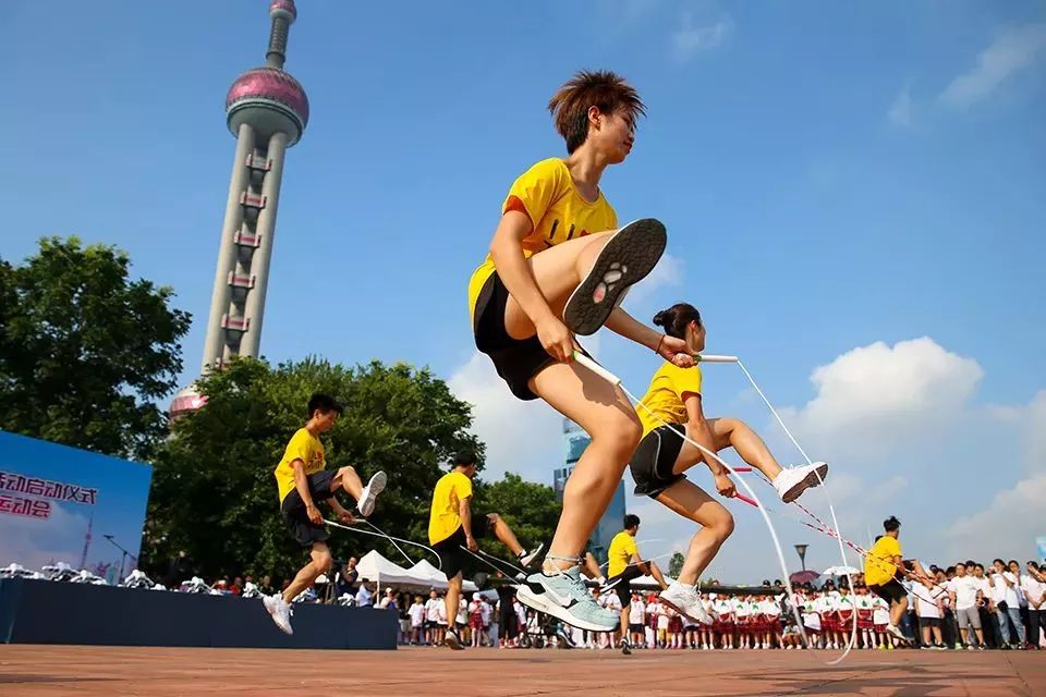 全民健身日丨花样跳绳花朵绽放整个上海,鲜艳极了!