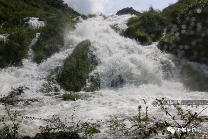 8月7日,强降雨过后,罗城仫佬族自治县龙腾村二级公路旁,山洪暴发形成