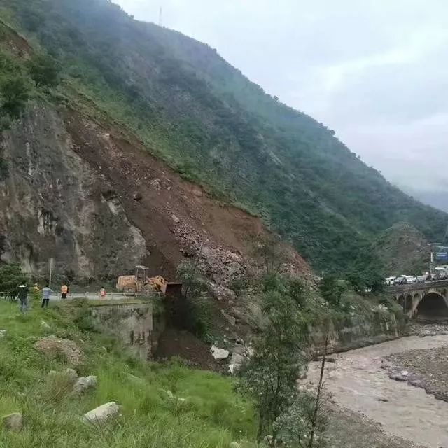 凉山盐源县因山体塌方,西昌前往泸沽湖景区道路中断