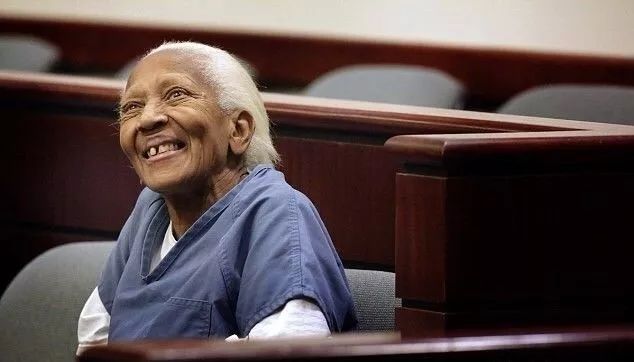 美国传奇珠宝大盗,86岁再次被抓,她的经历被拍