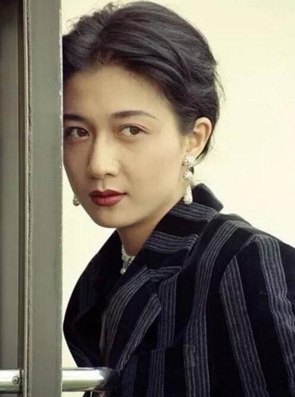 1992年,分别出演电影《两屋一妻》和《飞女正传》.