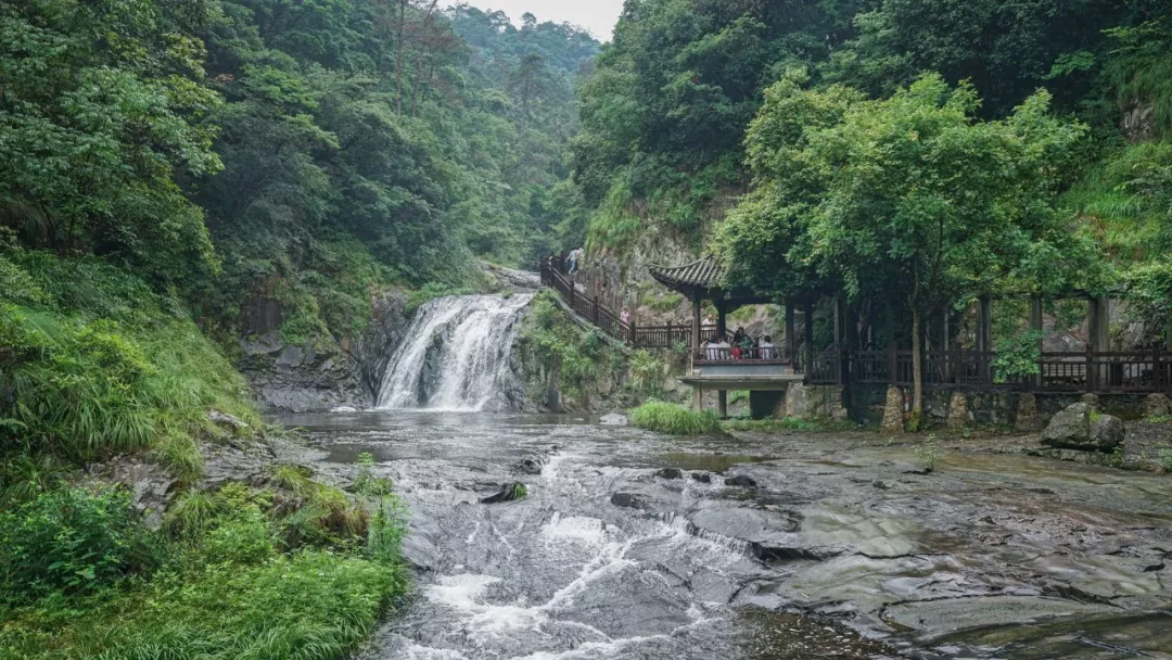 可以在 诸暨五泄景区饱览顺幽崖奇峰飞流而下,宛若游龙,造势奇特,为