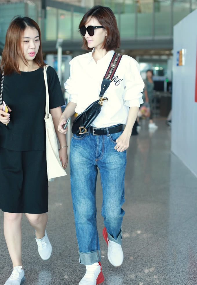 王丽坤剪短发气质都变了,白衬衫搭牛仔裤,竟穿得如此帅气!