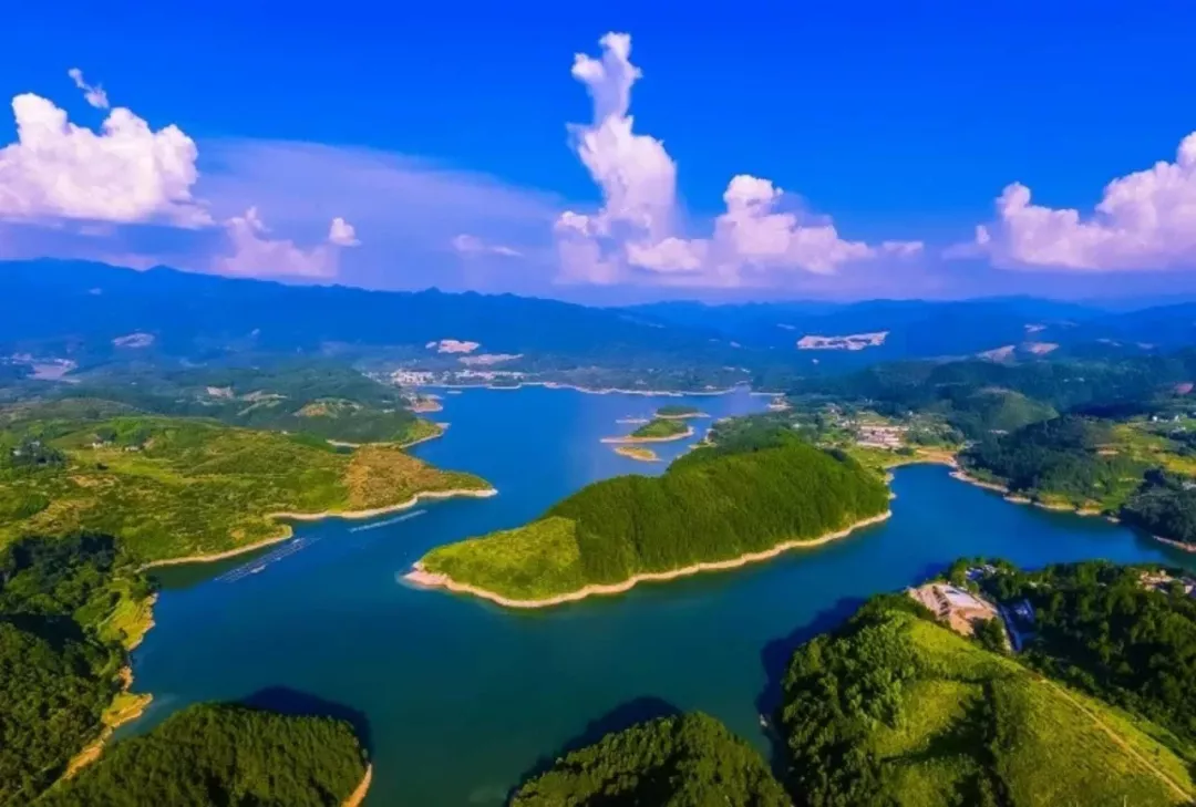 山抱重湖湖抱山,人家住在水云间.