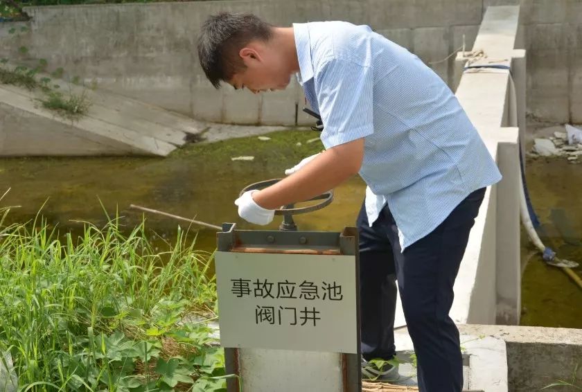 雨水井流到雨水管道,打开事故应急阀门井,通过应急阀门流到事故应急池