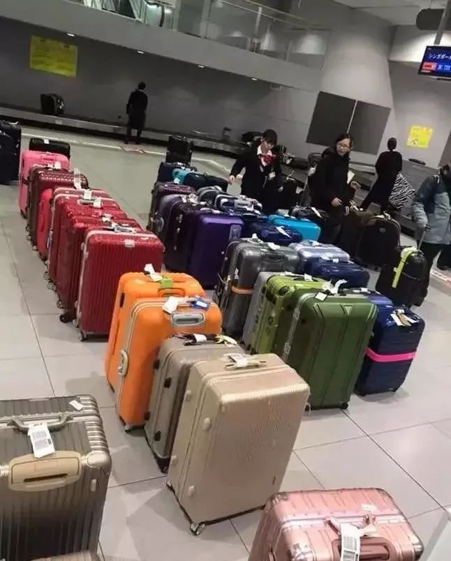 日本机场托运行李的视频火了,看看其他机场是怎么处理