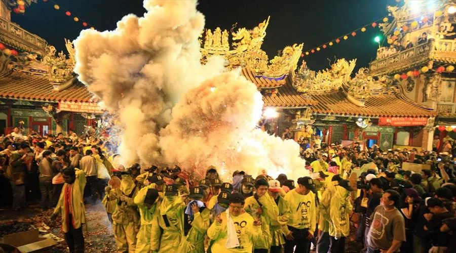 台湾三月"疯妈祖"时点燃炮仗恭迎神驾