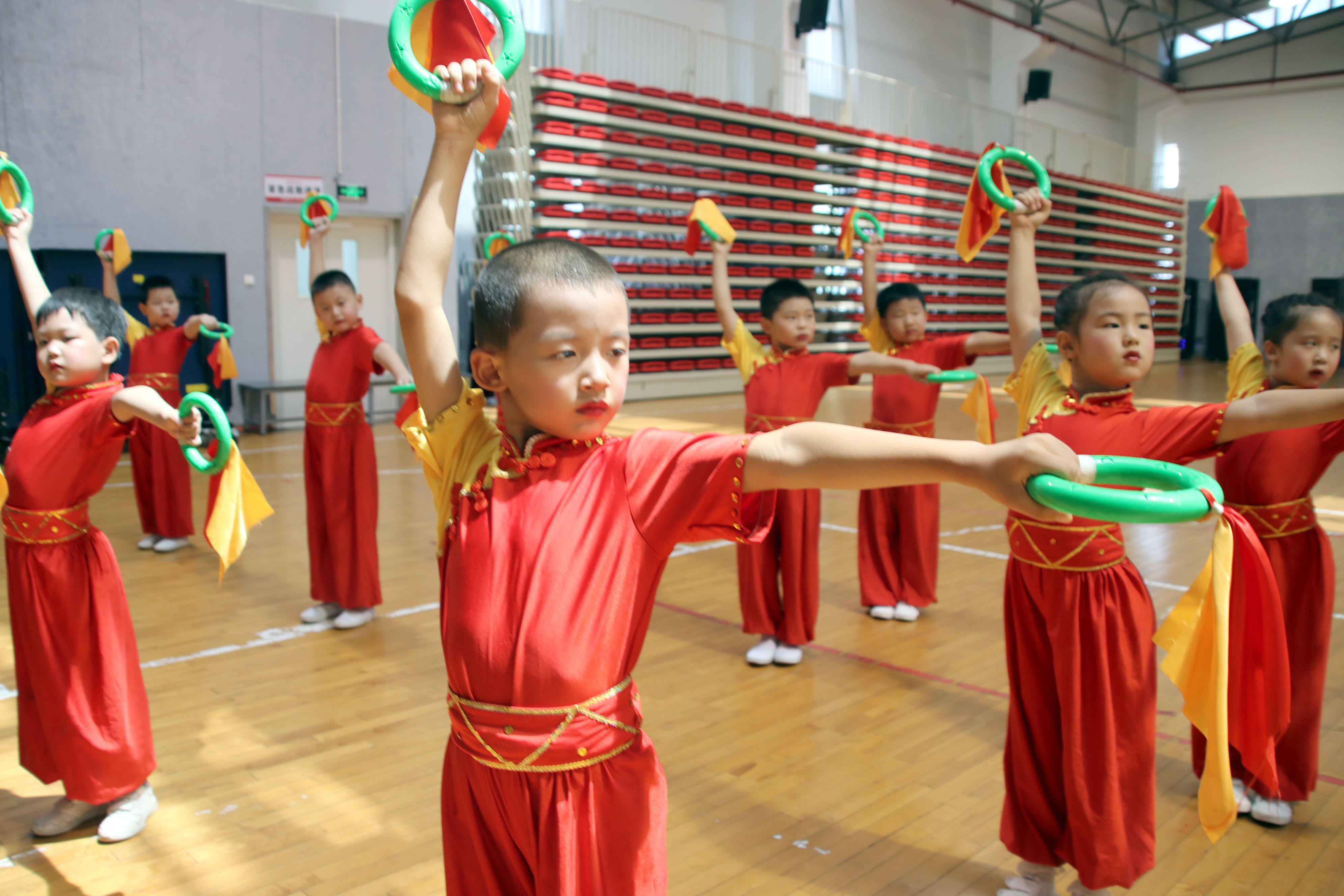 武术"虎圈"的表演苏州市虎丘中心幼儿园的小朋友在进行武术"虎圈"的
