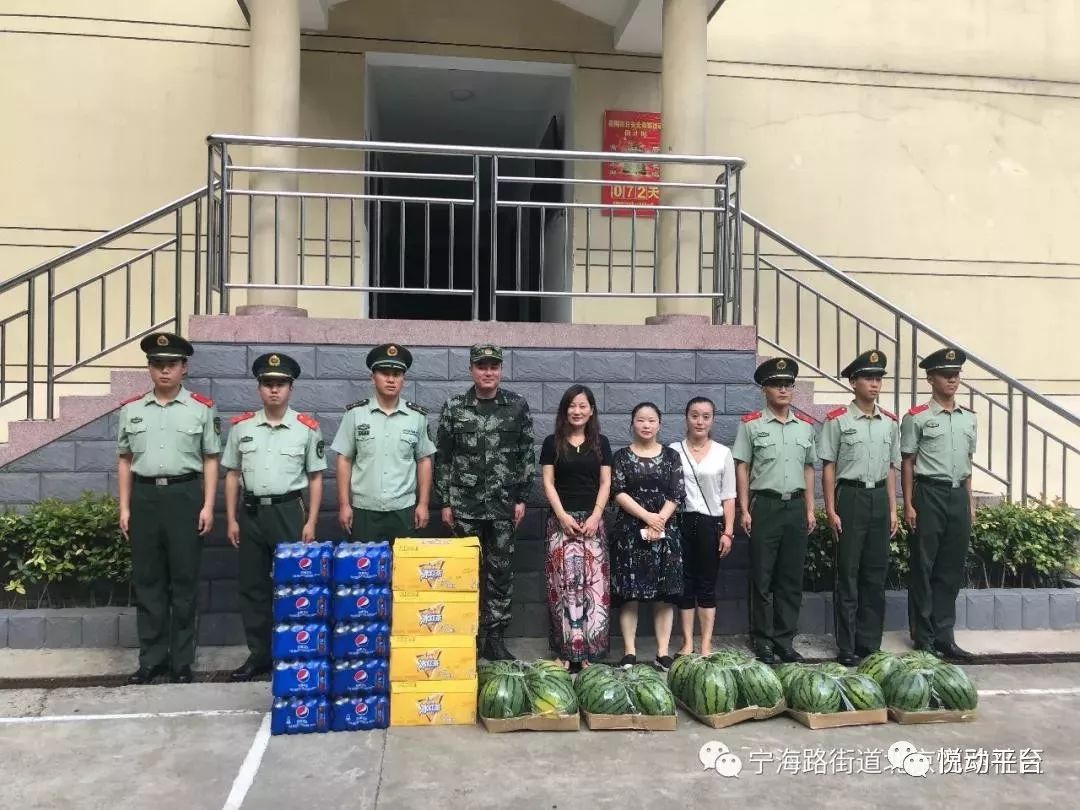 8月1日上午,鼓楼区宁海路街道北京西路社区书记王广琴,主任许尤翠带着