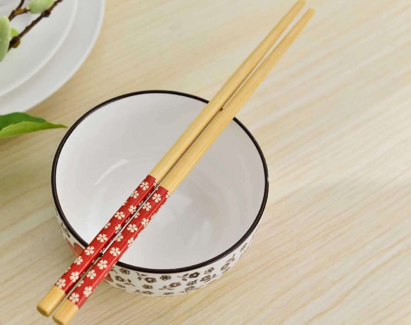 12不能用筷子敲碗用筷子敲碗也是不允许的不是因为有噪音这是很不吉利