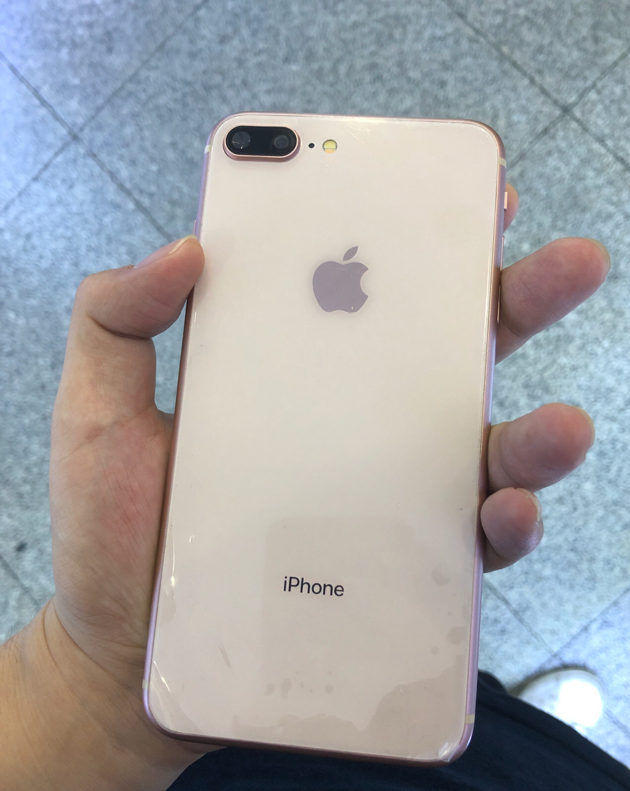 网友在某平台上花600元买到全新iphone8plus,开机后尴尬了!