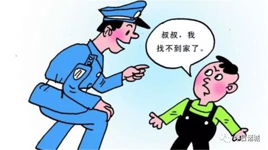 内一名5岁幼童伸手拦住正在行驶的车辆,求助司机将其送到派出所找警察