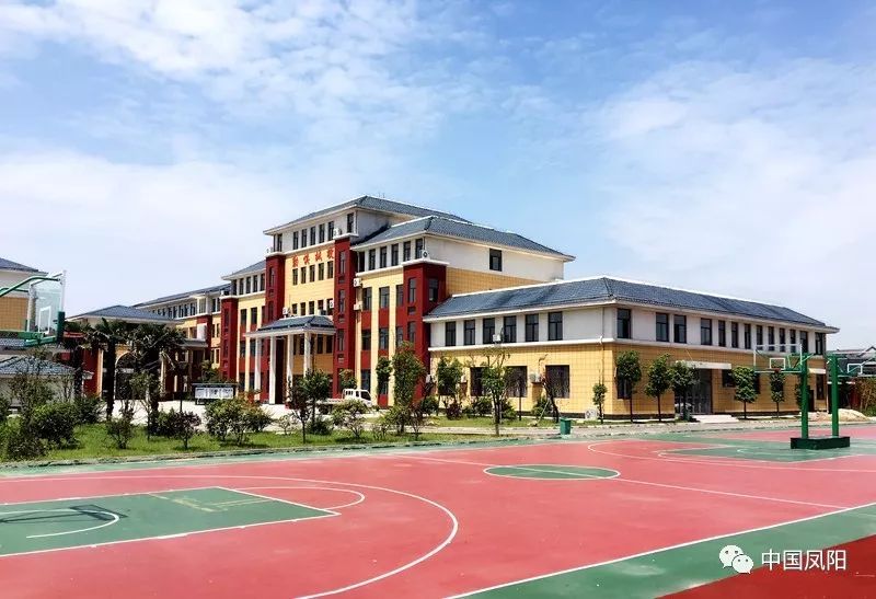 黄湾中学这样优美大气的校园环境,让人难以置信这竟是一所乡镇学校!