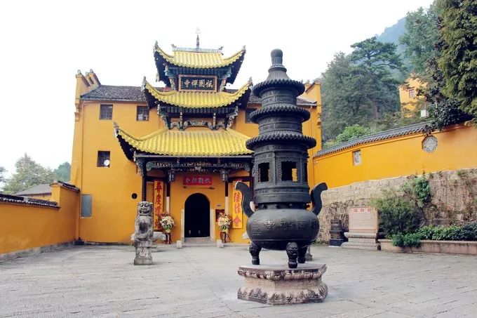 早餐后换乘景区交通车进山,朝拜开山祖寺—【化城寺】(该寺为九华山