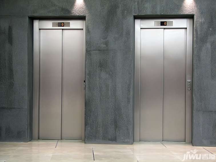 在中高层以上的住宅中,电梯是主要的垂直交通工具.