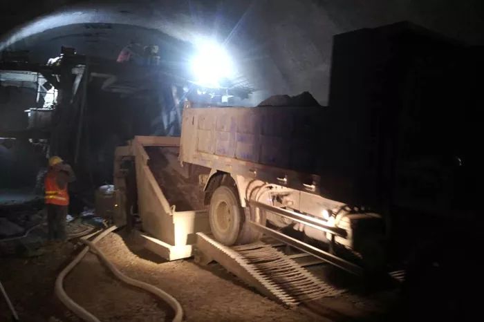 近日,在巴万高速高长寨隧道施工现场,运渣车从洞内运出刚刚爆破的