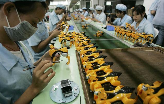 工厂员工工资不低却用国产手机,白领工资不高为何却爱