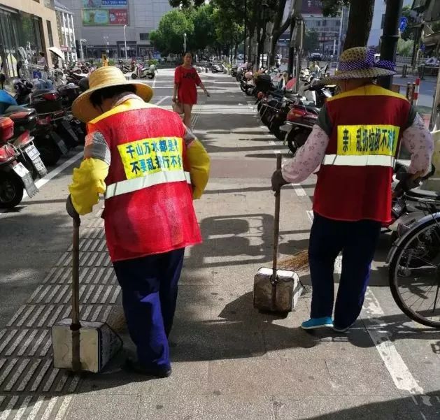 环卫工人口号_环卫工着标语马甲 老式文明宣传标语市民难接受