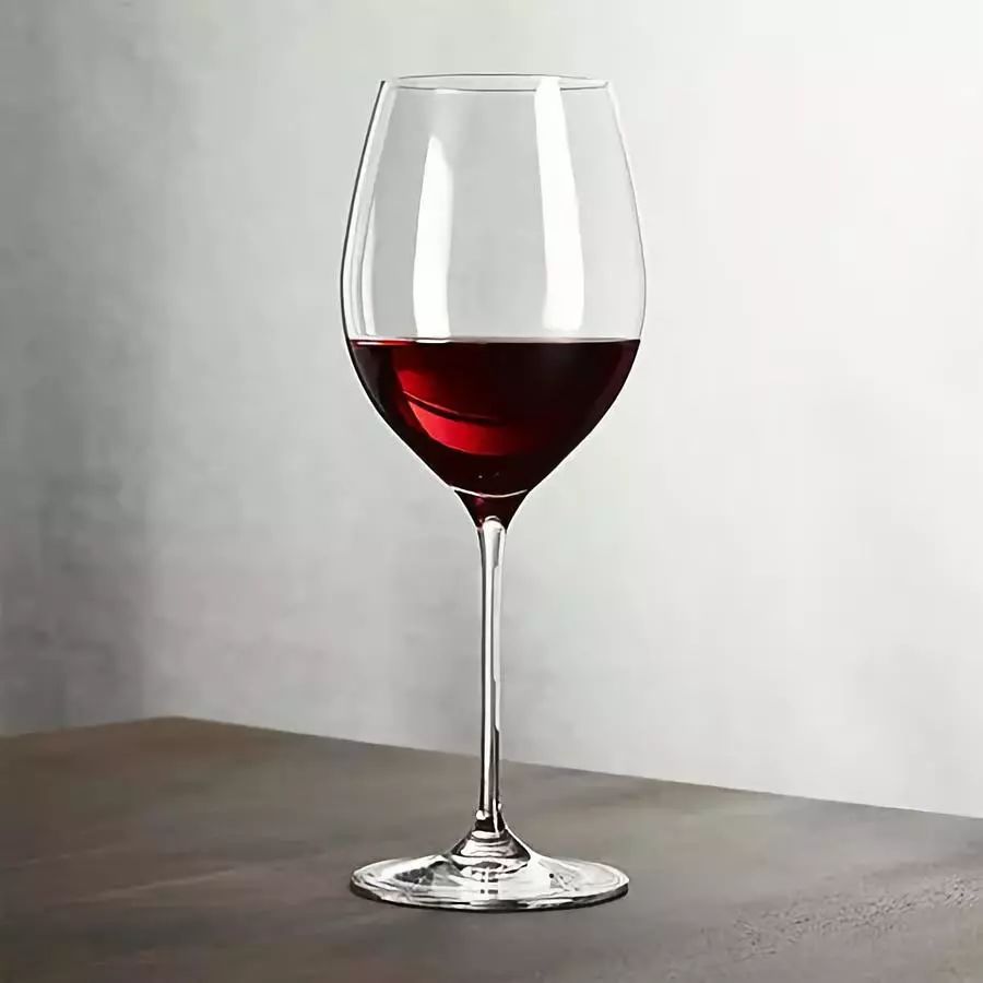 因此,在品鉴不同的葡萄酒时,根据其特点来选择合适的酒杯,这一点是