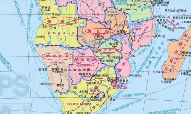 而且将安哥拉和博茨瓦纳隔开,直接牵手赞比亚和津巴布韦,堪称世界最图片