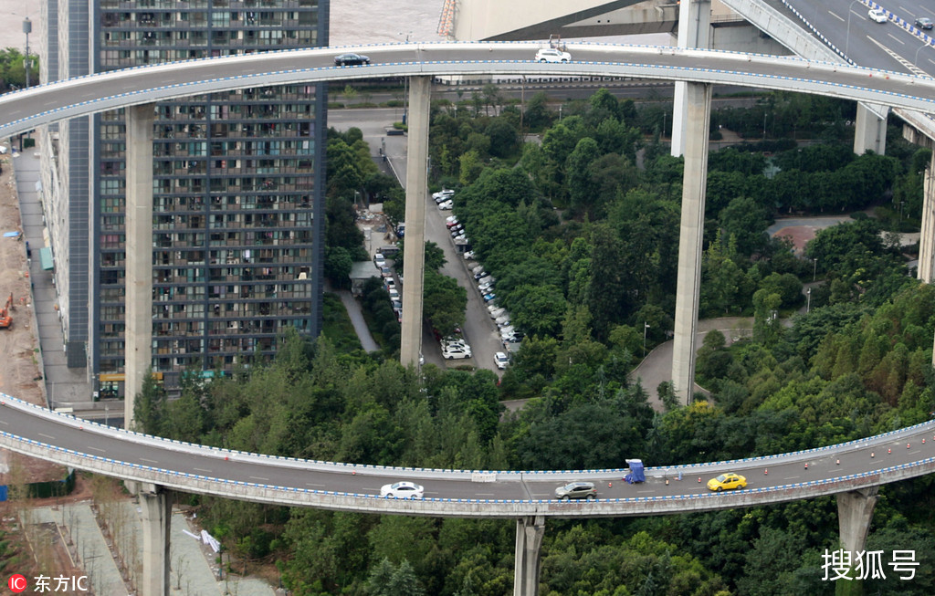 1/ 12 2018年8月8日,重庆,汽车在离地72米的苏家坝立交桥上盘旋行驶