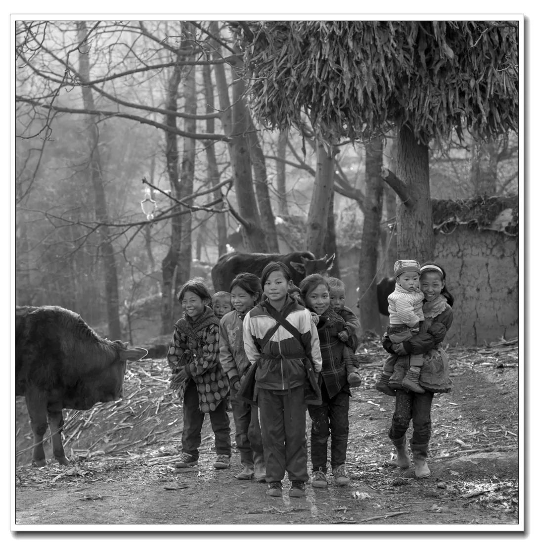 女孩儿的肩头 2014年1月3日,四川省凉山彝族自治州布拖县大坝乡科且
