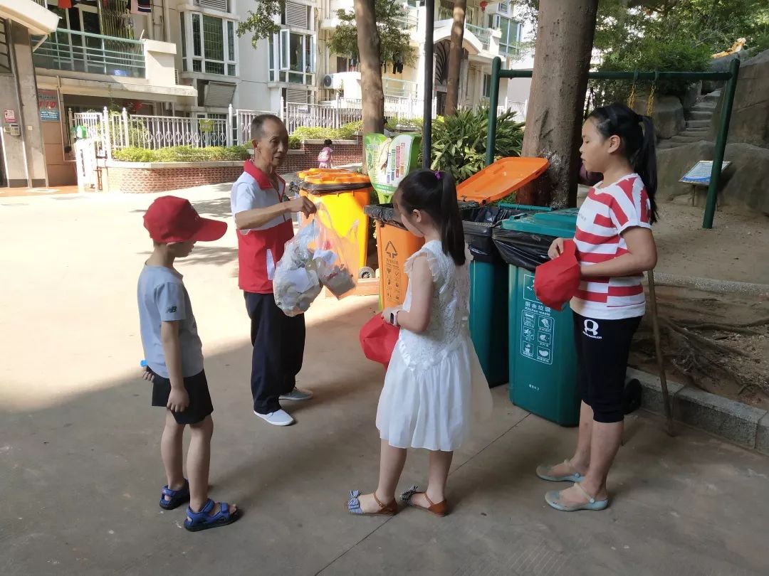 江村社区于2018年8月9日开展暑期中小学生垃圾分类社会实践活动,围绕"