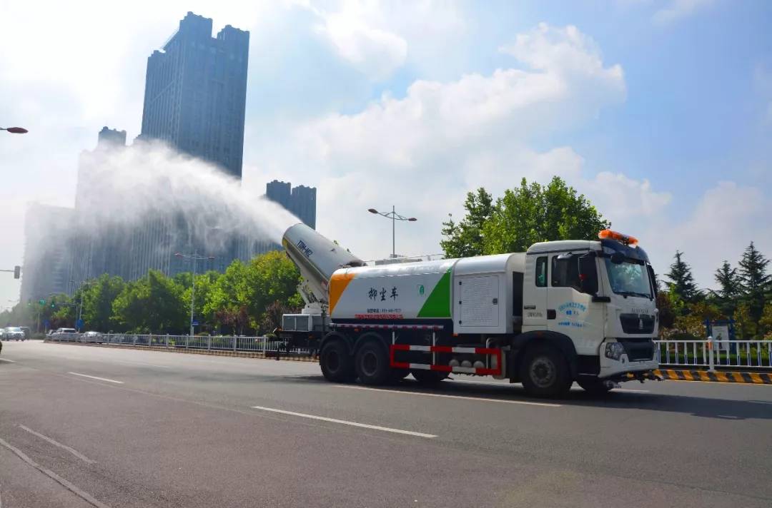 近日,在市区道路上 出现了一辆"大炮"样式的环卫车 新颖奇特, 引得