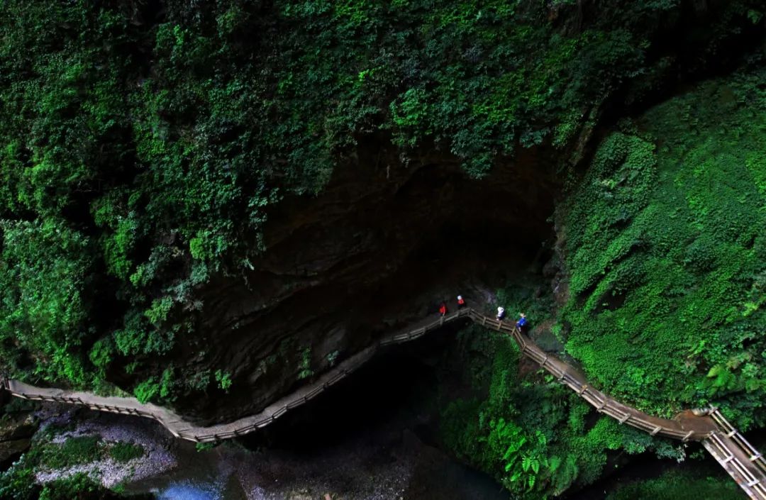 走进地心观百万年地质变化——龙水峡地缝