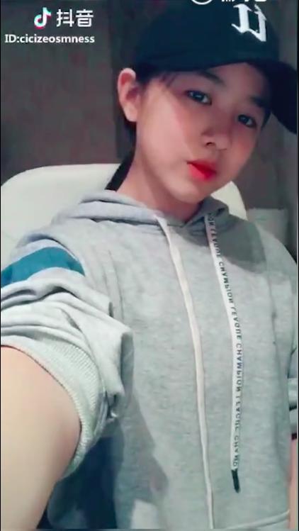 汪峰的女儿小苹果玩抖音逗得章子怡哈哈大笑