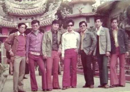 连男士也开始追求色彩斑斓的衣服,彩色喇叭裤在当时男性中流行开来.