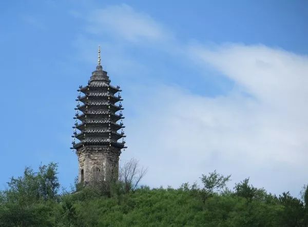 双塔沟塔,位于葫芦岛市南票区沙锅屯乡双塔沟村村部西南处的大塔山