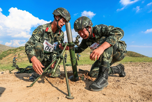 比武队员操作迫击炮进行发射.安晓惠