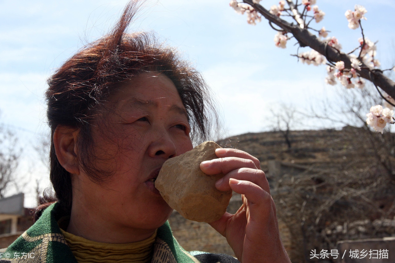 56岁农村妇女6岁时爱上吃土,一生把土当零食吃,50年已