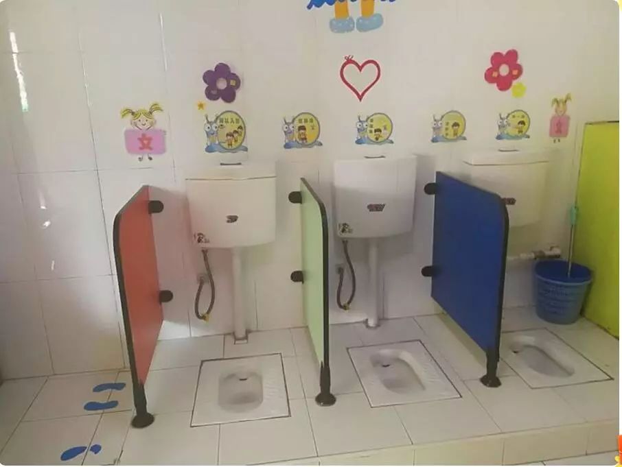 为什么外国幼儿园厕所都是马桶,中国都是蹲坑?