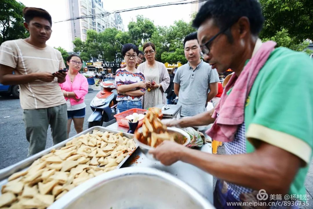 寻味兴化 | 兴化街头炸臭干,直击灵魂的香气.