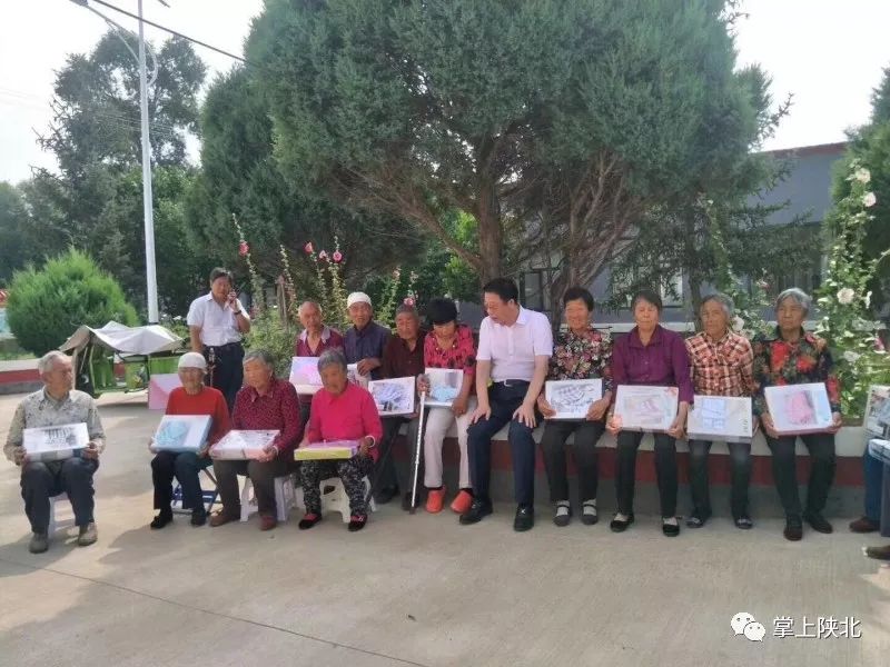 今天,神木恒源集团董事长孙俊良现身神木市中鸡镇纳林采当村,参加