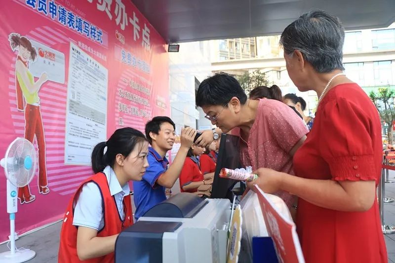 大润发温江店开业现场,师傅~我快挤不进去了!_购物