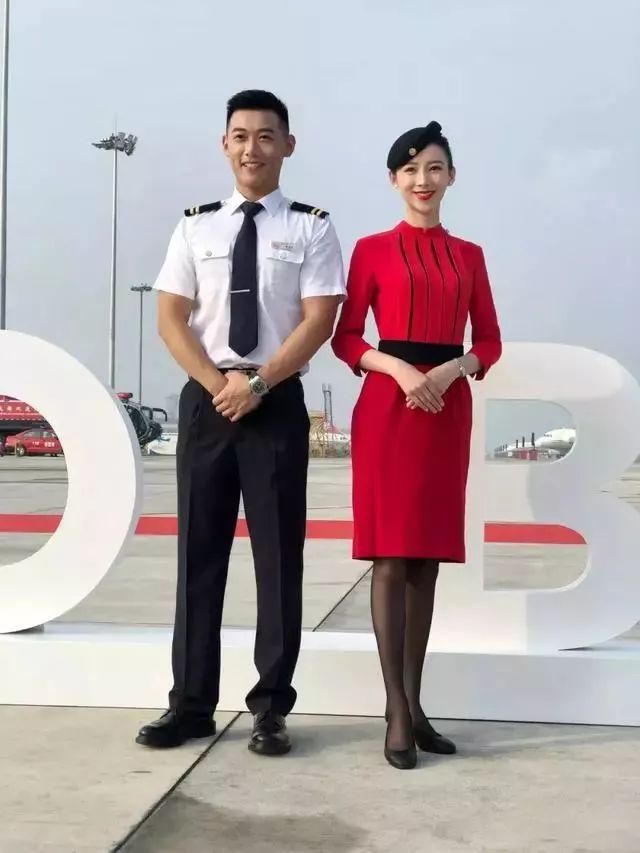 日前,四川航空第七代空乘制服也已经正式发布啦～新制服采用红黑经典