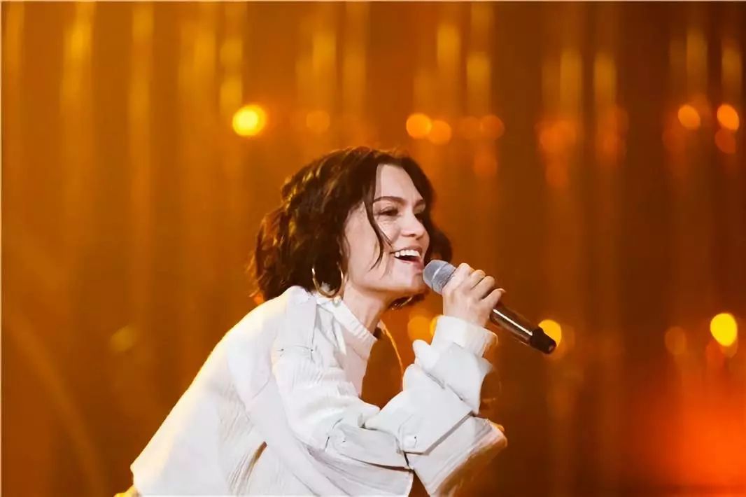 就算坐着唱,她的气场也能冲到两米八!_jessiej