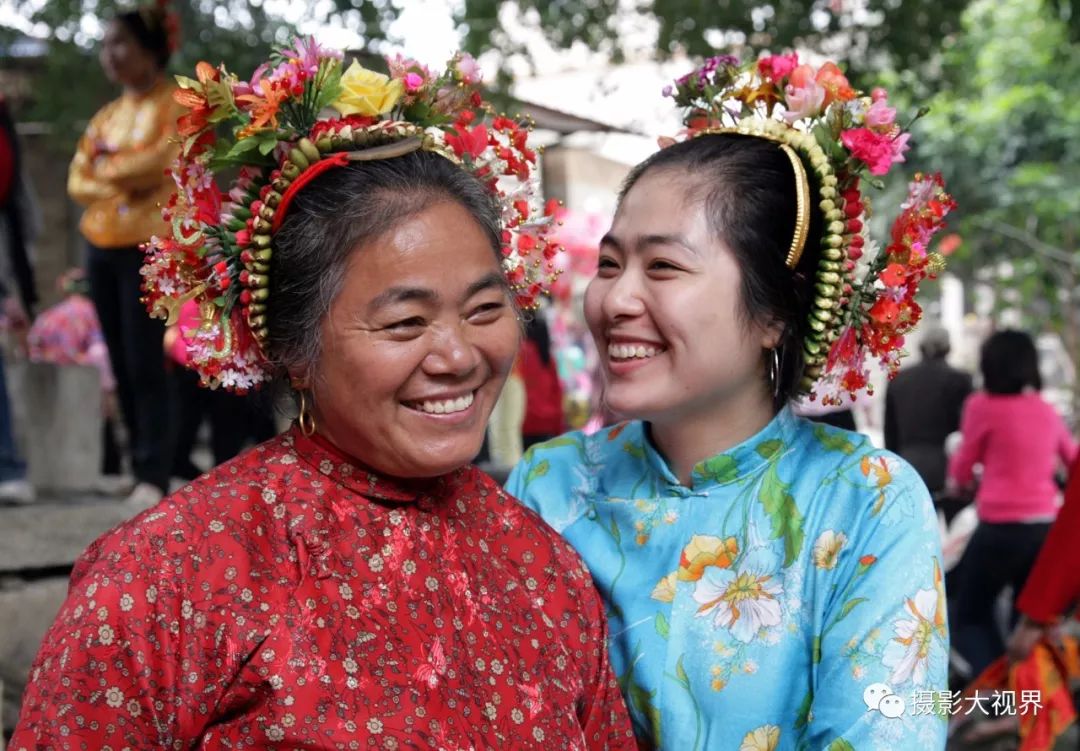 南摄影)妈祖巡香(吴云轩摄影)妈祖巡香中,众多蟳蜅女犹如一个移动花园