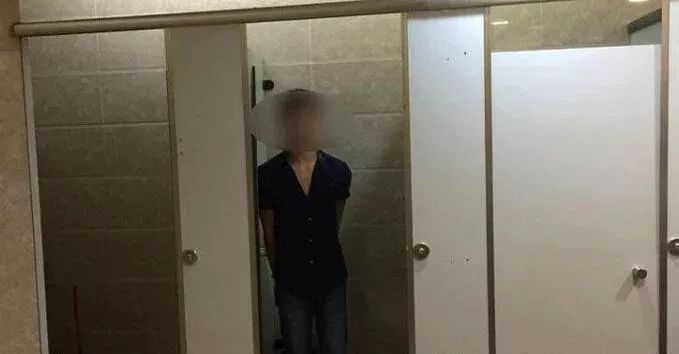 常德猥琐男两次潜入女厕偷拍女子上厕所,被警方当场抓获!